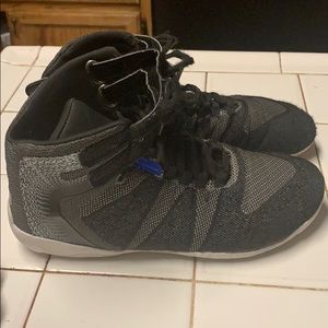 Nfinity black titans size 6